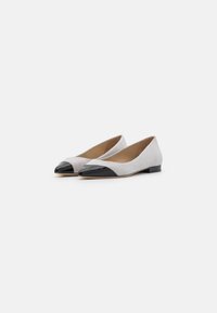 Pantofole grigie in camoscio con puntale in pelle verniciata nera, tacco basso e design curvo con dettagli di cucitura minimi.