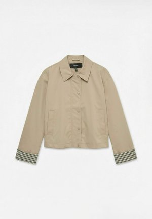 Veste courte beige avec boutons-pression, col pointu, poches avant et motif à carreaux à l'intérieur des poignets des manches.