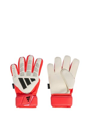 Guantes de portero rojos y blancos con el logo negro de Adidas, dedos acolchados y correas ajustables en la muñeca, mostrados con vistas de la palma y el dorso.