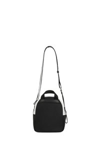 Borsa a tracolla bianca e nera realizzata in materiale sintetico, con una forma arrotondata, tracolla regolabile e manico superiore. Texture liscia, design minimale.