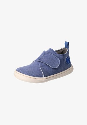 Blauer Kleinkindschuh mit Stoffoberteil, Klettverschluss, weißer Sohle und Zuglasche an der Ferse für leichtes An- und Ausziehen.