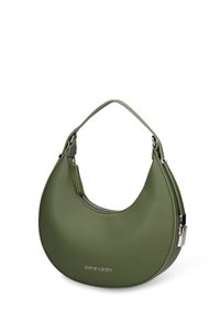 Borsa a mano in pelle verde con forma curva, una tracolla singola, ferrature in argento e chiusura con cerniera; presenta un marchio in rilievo sul davanti.
