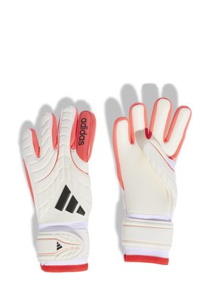 Par hvide og koralfarvede Adidas målmandshandsker med sort logo og håndledsremme på en hvid baggrund.