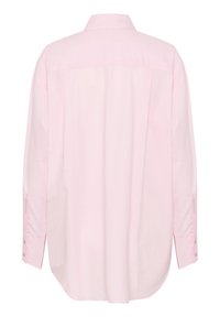 Camicia a maniche lunghe in cotone rosa chiaro, con colletto classico, polsini abbottonati e una vestibilità morbida con orlo curvo.