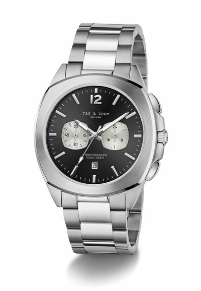 Ceas de mână din oțel inoxidabil argintiu cu un cadran negru, două subcadrane albe și un indicator al datei. Are un carcasă rotundă și o brățară cu verigi.