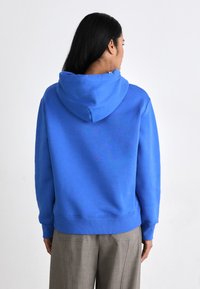 GANT SHIELD HOODIE - Sweatshirt - greece blue