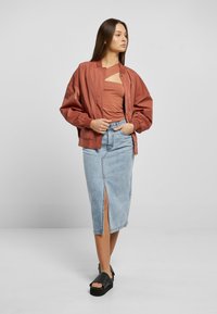 Urban Classics Bombera - terracotta