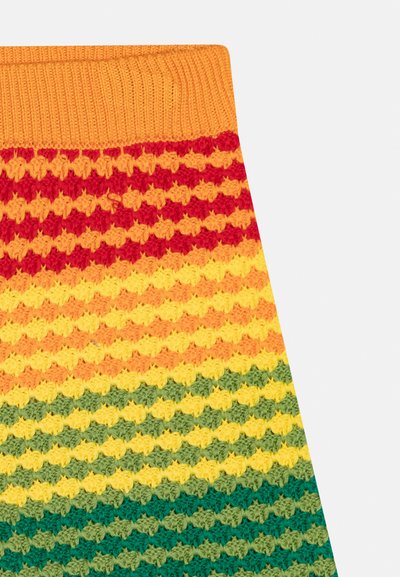 Tissu tricoté avec des rayures horizontales orange, rouge, jaune et verte, montrant un motif texturé en point nid d'abeille.