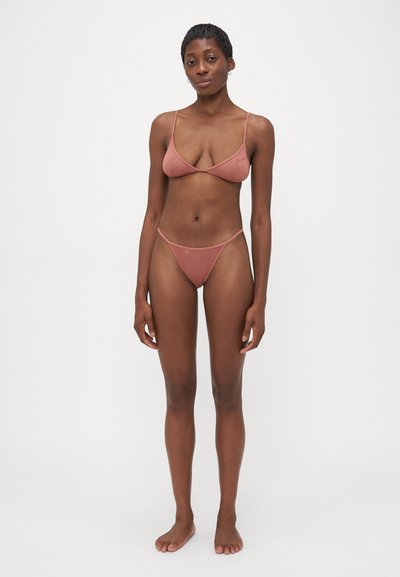 Jasnobrązowy ribbed bikini w zestawie, zawierający trójkątny stanik oraz majteczki typu thong o minimalnym kroju. Cienkie ramiączka i proste detale szwów.