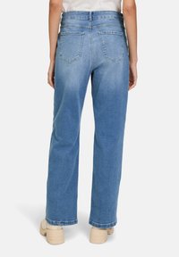 Jeans in denim azzurro chiaro con una vestibilità ampia, dotati di due tasche posteriori e orlo arrotolato. Presentano una vita liscia e una lieve scoloritura.