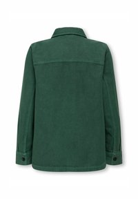 Tamsiai žalia ilga rankovė striukė su sagomis užsegamais rankogaliais, apykakle ir horizontaliu siūlu per viršutinę nugaros dalį.