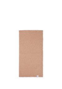 Bufanda rectangular de lana beige, cuidadosamente extendida con una pequeña etiqueta blanca en la esquina inferior derecha, sobre fondo blanco.