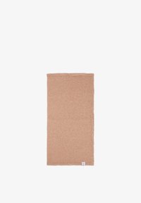 Bufanda rectangular de lana beige, cuidadosamente extendida con una pequeña etiqueta blanca en la esquina inferior derecha, sobre fondo blanco.