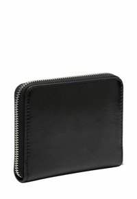Czarny skórzany portfel o fakturowanej powierzchni, z srebrnym suwakiem wzdłuż krawędzi i smukłym, prostokątnym kształtem.