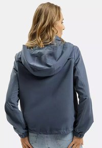 Granatowa, lekka kurtka z kapturem. Posiada elastyczne mankiety i luźny krój. Gładka tekstura i minimalistyczny design.