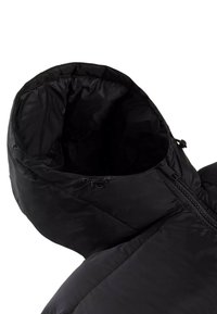 Giacca imbottita nera con collo alto e cappuccio. Presenta una chiusura con cerniera e una texture del tessuto liscia e lucida. Nessun motivo visibile.