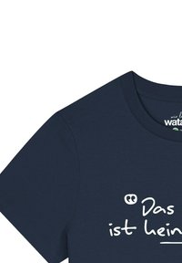 T-shirt en coton bleu marine à manches courtes, avec un texte blanc qui indique "Das ist heins", positionné sur le devant.