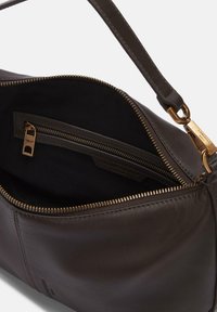 Borsa a tracolla in pelle marrone con zip dorata e tasca interna. L'interno è di tessuto nero e la borsa presenta una sola tracolla.