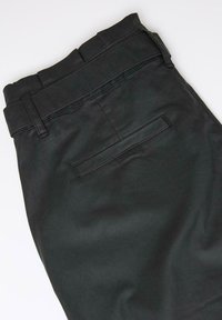 Czarne spodnie wykonane z gładkiego materiału, z klasycznym stanem, szerokimi szlufkami na pasek i jedną tylną kieszenią o eleganckim designie.