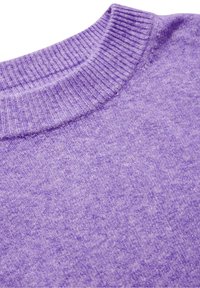 Maglioncino viola chiaro con collo a girocinque a coste, caratterizzato da una consistenza morbida e un motivo di maglia liscia. Nessuna hardware o accento visibile.