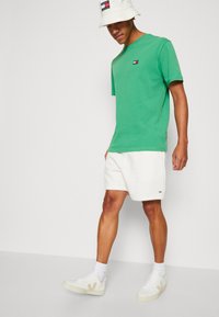 Tommy Jeans BADGE TEE - T-shirt basic - coastal green