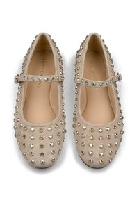 Bailarinas de ante beige con una correa, adornadas con tachuelas plateadas y doradas, con puntera redondeada y un interior suave.