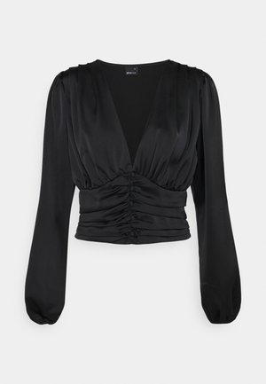 Sort satin bluse med lange ærmer, dyb V-hals, fyldig frontknapning og tætsiddende talje, designet til et stilfuldt og elegant udseende.