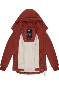 Röd ytterjacka med huva, med foder av fleece och mönstrad insida. Inkluderar sidofickor och justerbara dragsnören.