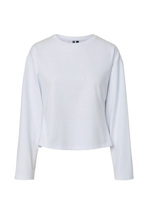 Haut blanc en coton à manches longues avec une coupe décontractée, un col rond et un ourlet court. Texture lisse sans motifs ni éléments métalliques visibles.