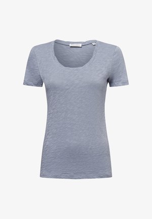 Camiseta azul claro de manga corta con escote redondo, hecha de tela suave y texturizada, con un patrón sutil y un ajuste relajado.