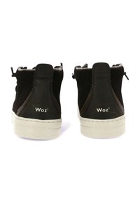 Sneakers alte nere in suede con suola in gomma bianca, dotate di un occhiello e di un accento con logo sul retro, e cuciture beige a contrasto.