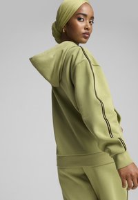 Puma TAPE MINIMAL - Jersey con capucha - calming green