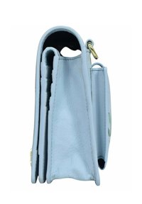 Lichtblauwe leren handtas met een rechthoekige vorm, voorzien van een textuurafwerking, zijvak en gouden hardwareaccenten.