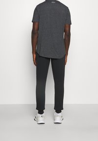 Under Armour Triko s potiskem - black