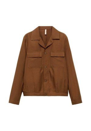 Camicia giacca marrone, con bottoni, realizzata in un tessuto liscio. Presenta un colletto a punta, due tasche sul petto e maniche lunghe.
