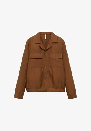 Hnědá košile na knoflíky vyrobená z hladkého materiálu. Má špičatý límec, dvě náprsní kapsy a dlouhé rukávy.