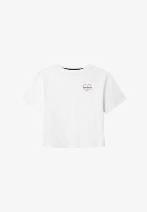 Weißes T-Shirt mit kurzen Ärmeln aus Baumwolle, mit einem roten herzförmigen Logo und dem Schriftzug „Pepe Jeans“ auf der linken Brust.