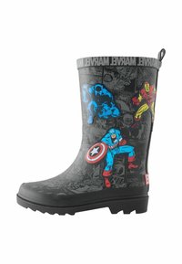 Musta kumisaapas, jossa on sinivalkoiset supersankari suunnittelut, mukaan lukien Captain America ja Black Panther, sekä teksturoitu pitoalusta.