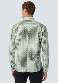 Herenlangemouwshirt in een lichtgroene stof met een geometrisch patroon in zwart, geel en blauw, met een button-down kraag en manchet.