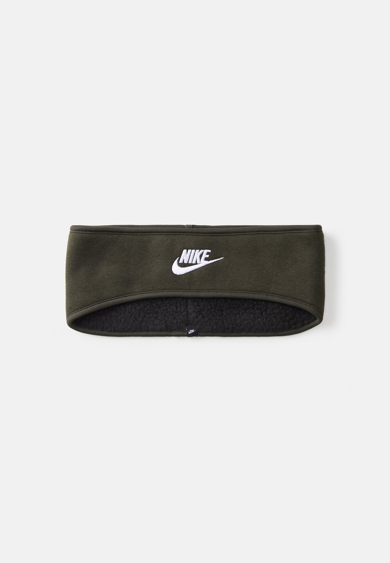 Tamsiai žalia medvilnės mišinio Nike galvos juosta su minkšta juoda pūkuota pamušalu. Pirmoje pusėje yra baltas išsiuvinėtas logotipas.