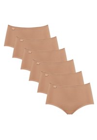 Zesdelige set van beige slips gemaakt van rekbaar materiaal. Voorzien van een middelhoog ontwerp, gladde randen en een klein merklabel op de tailleband.
