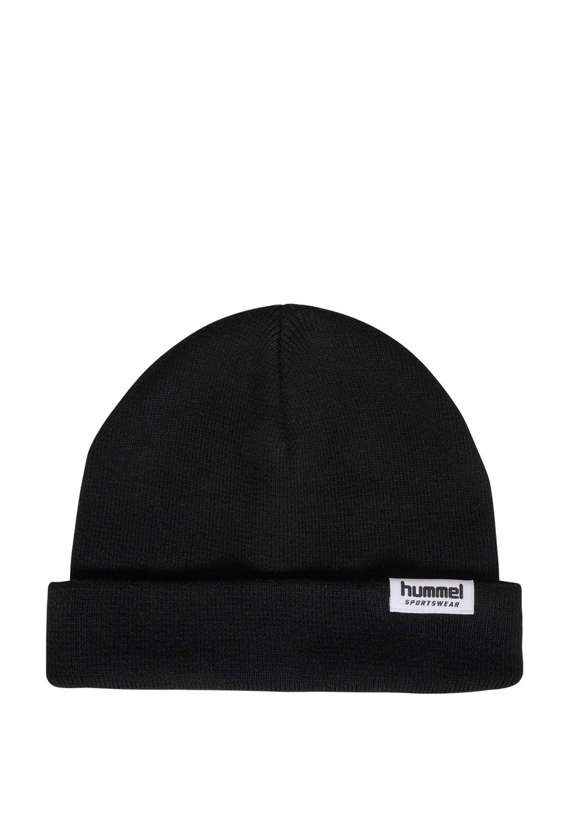 Zwarte beanie van zacht breiwerk, met een omgeslagen rand en een wit label met "hummel SPORTSWEAR." Eenvoudig, rond ontwerp.