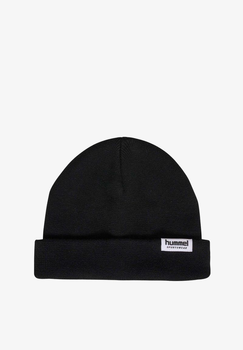 Zwarte beanie van zacht breiwerk, met een omgeslagen rand en een wit label met "hummel SPORTSWEAR." Eenvoudig, rond ontwerp.
