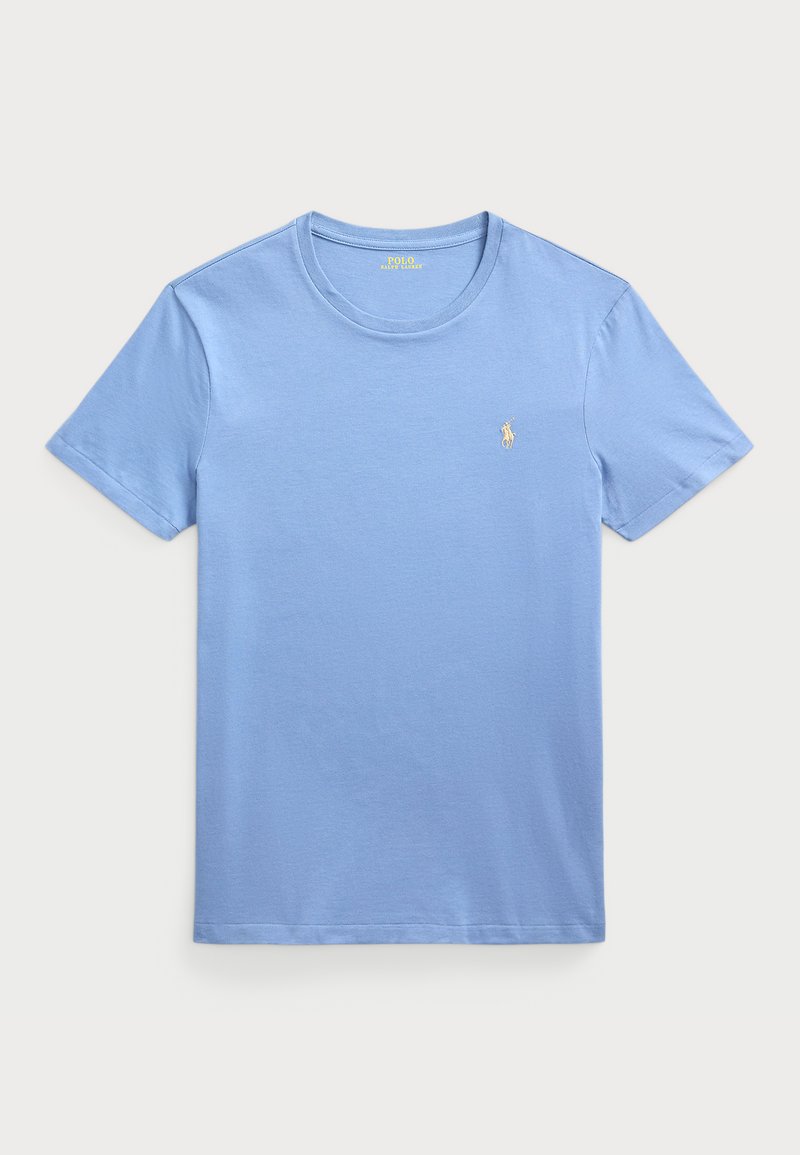 Világoskék pamut póló, kerek nyakkal, rövid ujjakkal, és egy kis sárga logóval a bal mellrészen. Sima textúrájú.