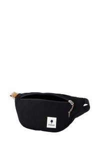 Riñonera de tela negra con una superficie texturizada, cierre de cremallera, acento de corcho y una etiqueta blanca con un logo de árbol para la identificación de la marca.