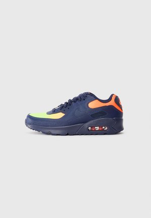 Nike Air Max sneaker met een marineblauwe bovenkant, voorzien van neon groene en oranje accenten, textuurleer en een zichtbare luchtkussenunit.