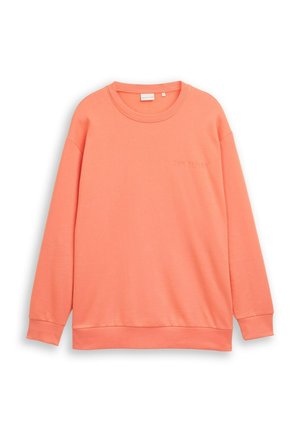 Hanorac coral cu mâneci lungi și guler rotund, cu manșete și tiv striate, logo subtil „Tom Tailor” pe piept, așezat pe o suprafață albă.