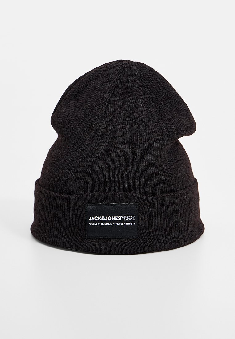 Zwarte gebreide beanie met een omgeslagen rand, gemaakt van zacht materiaal. Bevat een rechthoekig label met de merknaam en tekst aan de voorkant.
