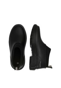 Botines negros hasta el tobillo con una superficie exterior de goma lisa, paneles laterales elásticos, suelas texturizadas y una pequeña lengüeta en la parte trasera. Talla 38.