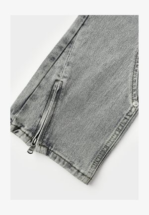 Grijze denim broek met een tapering pasvorm, voorzien van een ritssluiting zak aan de zoom en zichtbare stiksels. Glad textuur met een licht vervaagd uiterlijk.